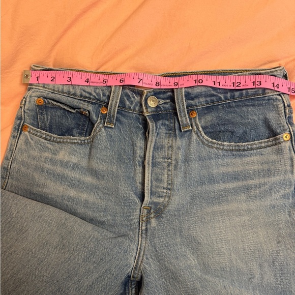 Levi’s Wedgie Straight Light Wash Distressed Jeans - women’s 27 - Picture 6 of 11